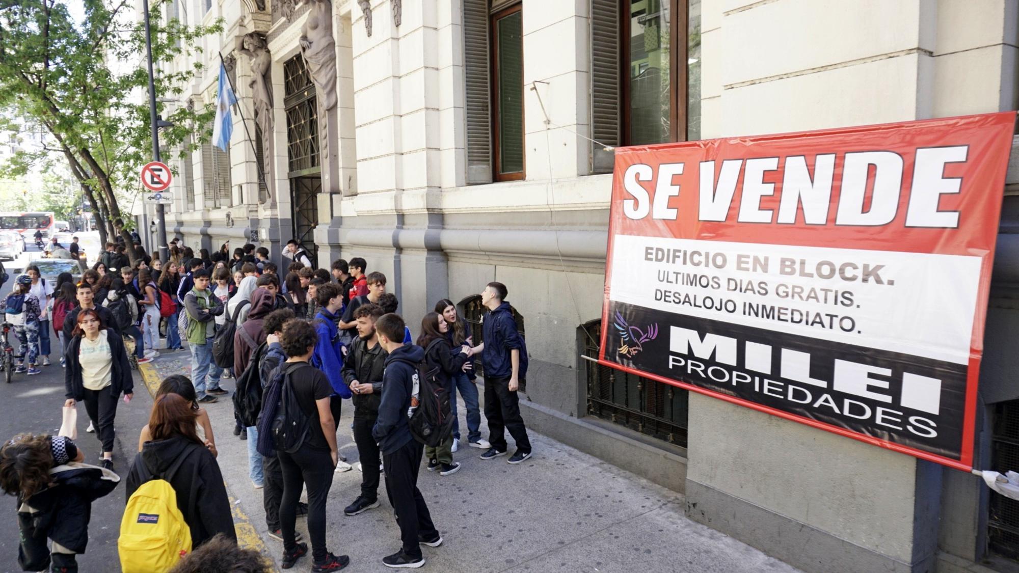 El Grupo Centauro desplegó carteles en edificios de instituciones para denunciar la arremetida de la ultraderecha contra lo público.